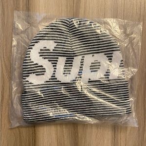 Supreme FW 22’ Black/White Beanie